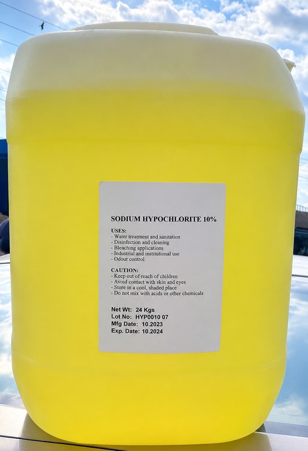 Jerrican of pale yellow sodium hypochlorite 10%, 24 kg net.
