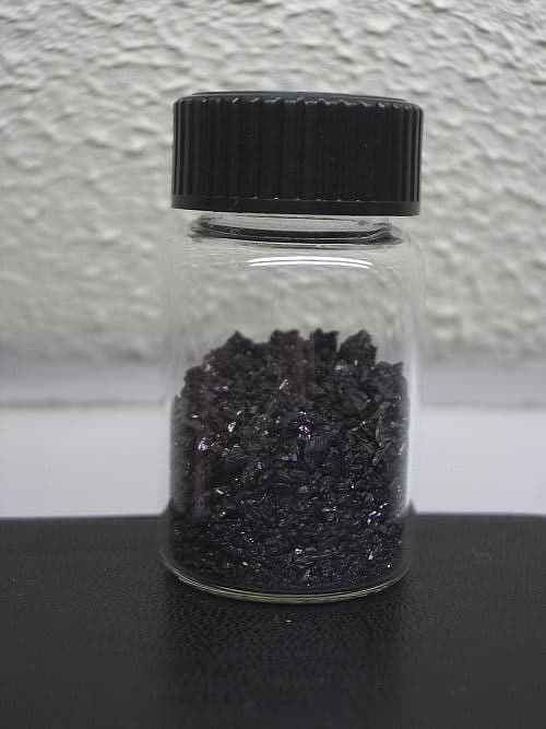 Purple potassium permanganate crystals photographed by W. Oelen.